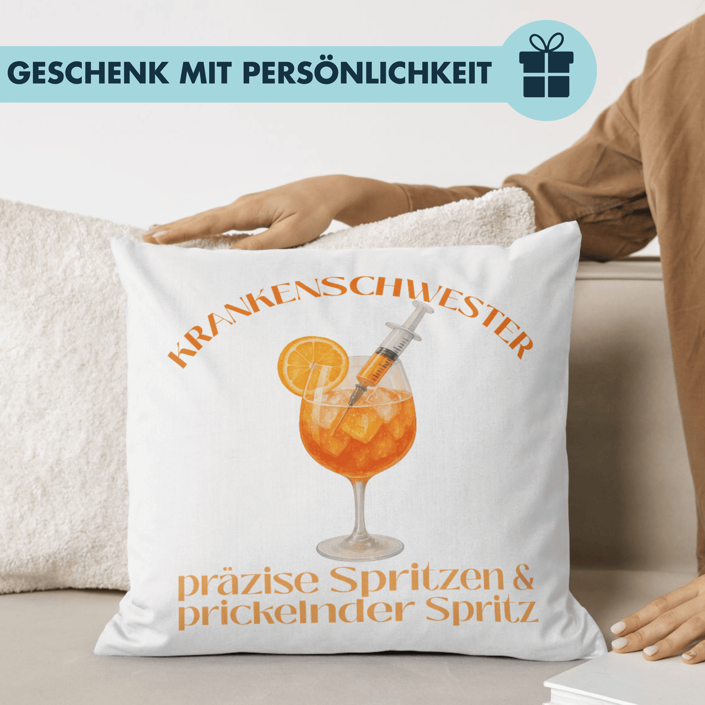 Krankenschwester Präzise Spritzen Und Prickelnder Spritz Cocktail Deko Kissen